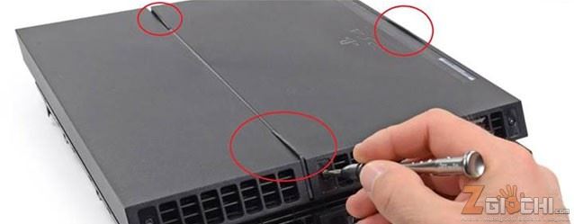 PS4 non dondola, basta togliere i gommini di sicurezza